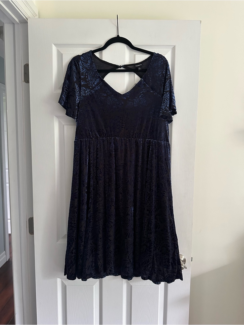 Size 1X Torrid Womens Blue Floral Print Burnout Velvet Short Sleeve Dress - Picture 3 of 8